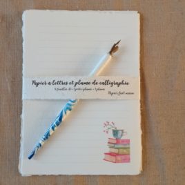 Papier à lettre avec des livres et une tasse sur papier fait main