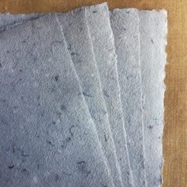 Papier artisanal à base de jeans en version claire