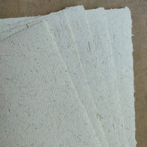 Papier avec inclusions de paille de riz